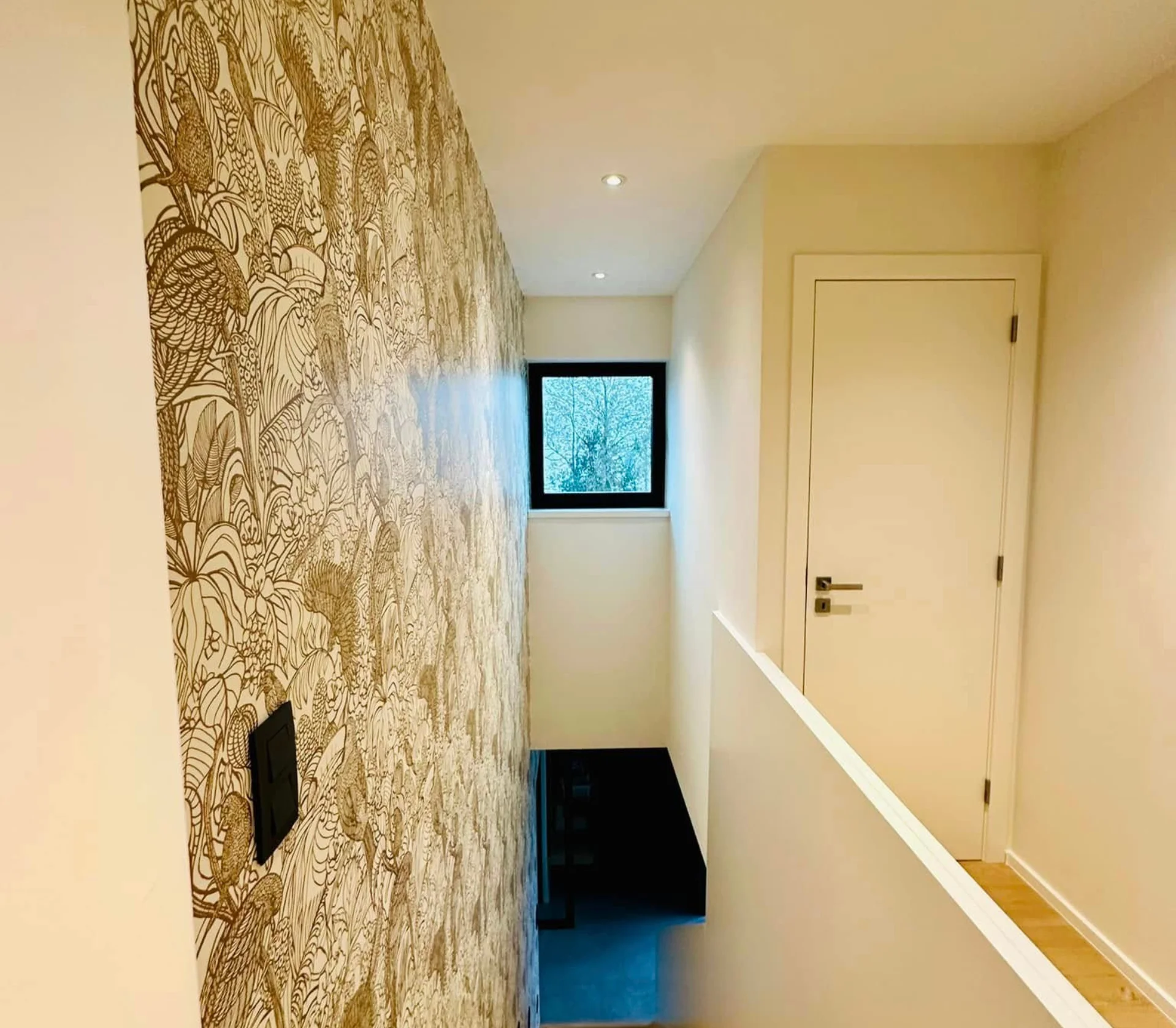 Rénovation couloir - Pose de papier peint décoratif- Peintre Anzaldi - Liege